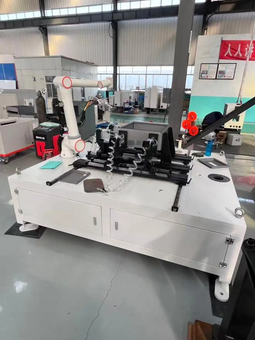 Robot de soudage pour le soudage de châssis automobiles