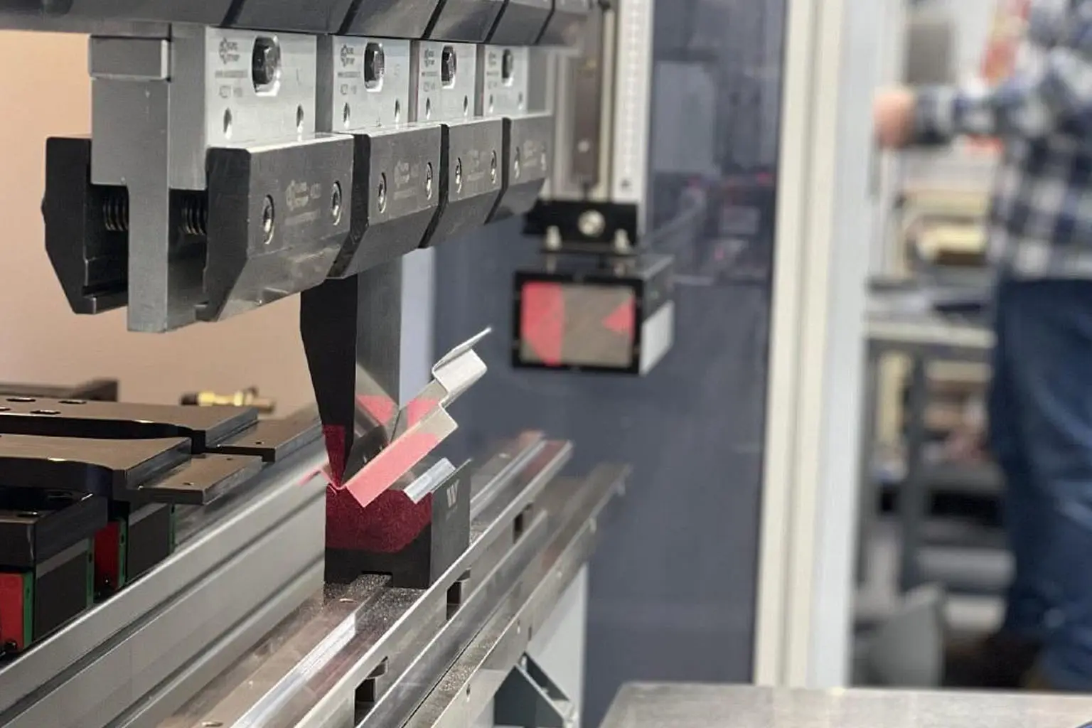 Outils de fabrication métallique: Puissance de la précision, Efficacité, et Fabrication mondiale