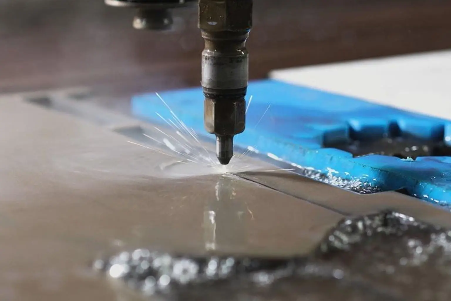 Bases de la coupe par jet d’eau: Comment cela fonctionne et pourquoi c’est important